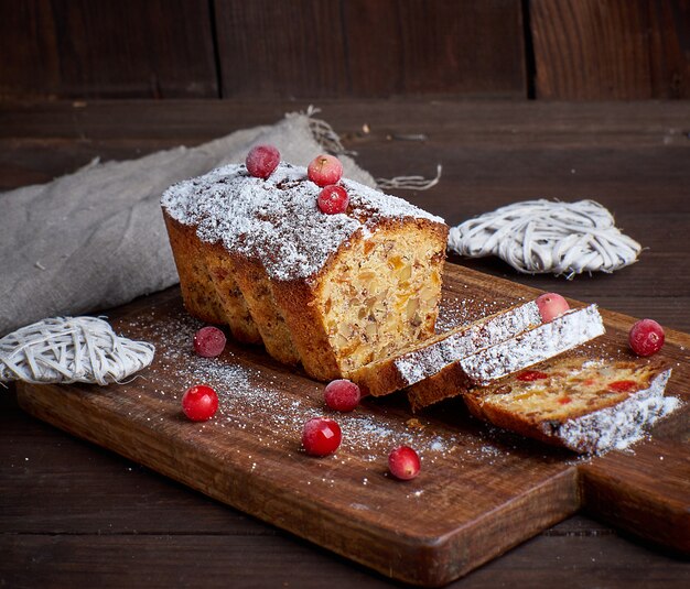 Traditionele kerstcake stollen in stukjes gesneden