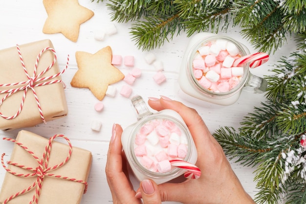 Traditionele kerstcocktail met marshmallow