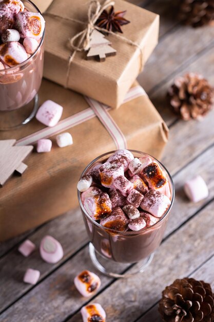 Traditionele kerstdrank warme chocolademelk met geroosterde marshmallows