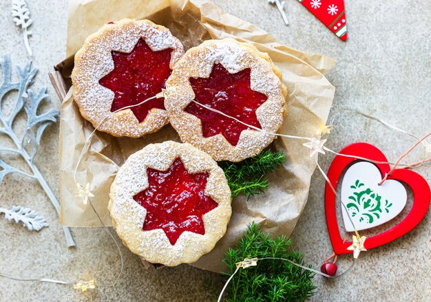 Traditionele kerstkoekjes met frambozenjam