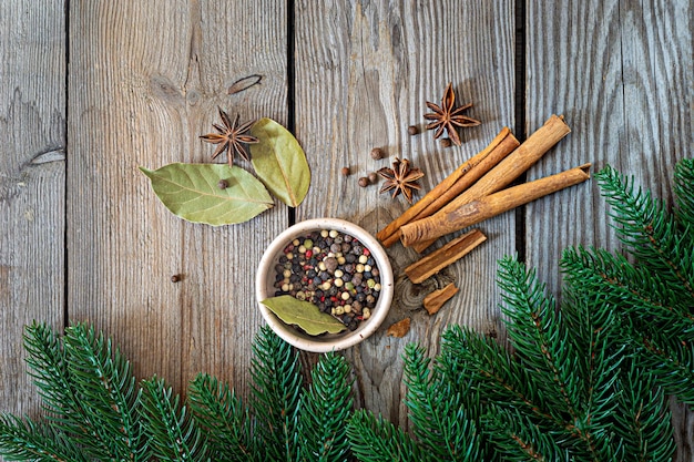 Traditionele kerstkruiden om te koken en te drinken (glühwein) op een houten ondergrond