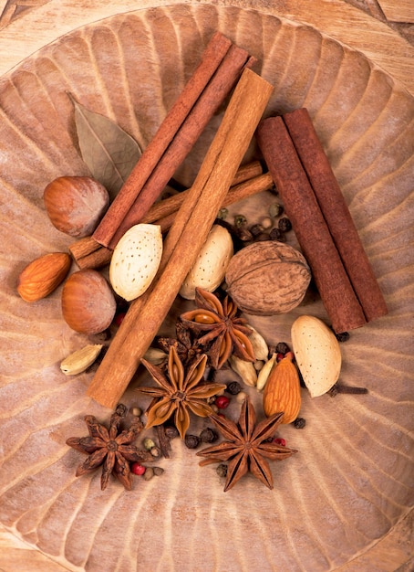 Traditionele kerstkruiden - steranijs met kaneel en kruidnagel op donkere rustieke houten achtergrond