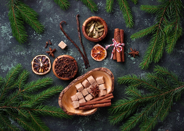 Traditionele Kerstmiskruiden op groene achtergrond.