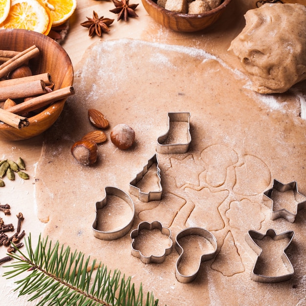 Traditionele kerstpeperkoek kookt op tafel