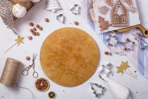 Traditionele kerstpeperkoek naast het feestelijke decor