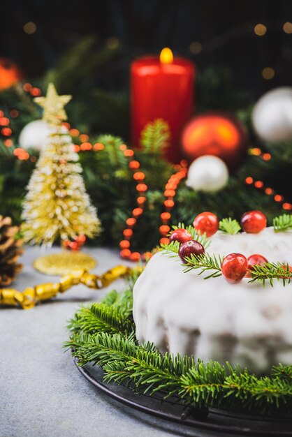 Foto traditionele kersttaart op feestelijk versierde tafel