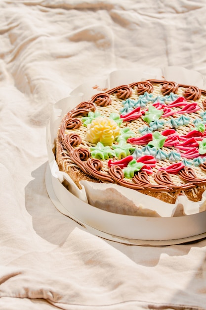 Foto traditionele kiev hele ronde cake met hazelnoten en botercrème het bekende oekraïense bakkerijproduct