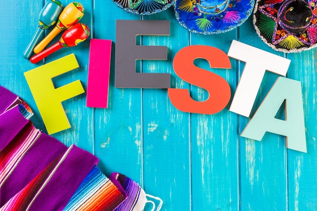 Traditionele kleurrijke tafeldecoraties voor het vieren van Fiesta.