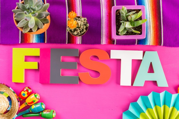 Traditionele kleurrijke tafeldecoraties voor het vieren van Fiesta.