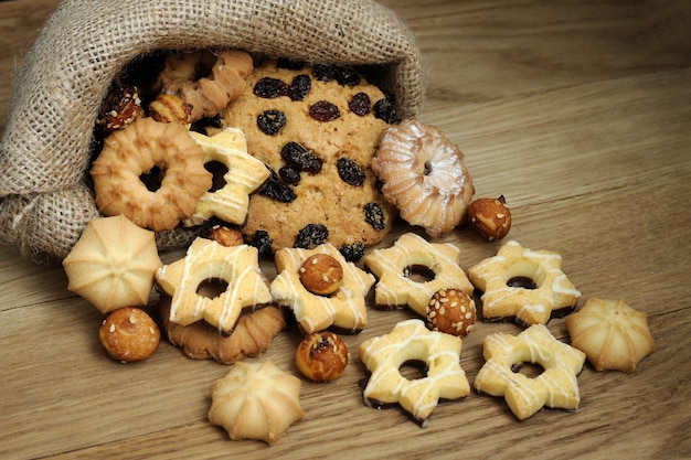 Traditionele koekjes op rustieke houten tafel