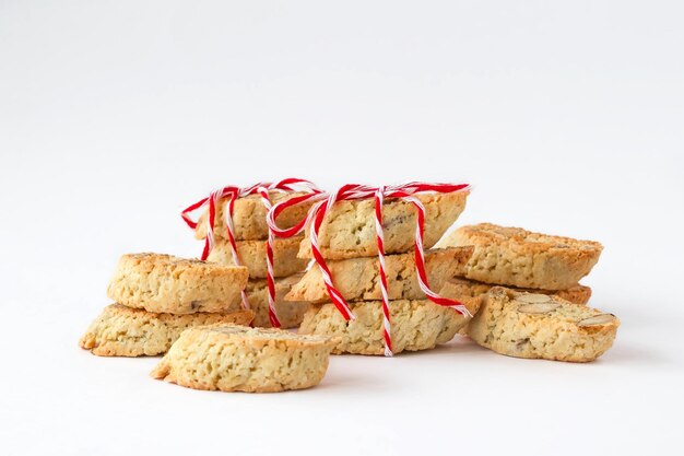 Foto traditionele koekjes van toscane - cantucci of biscotti met amandel op witte achtergrond