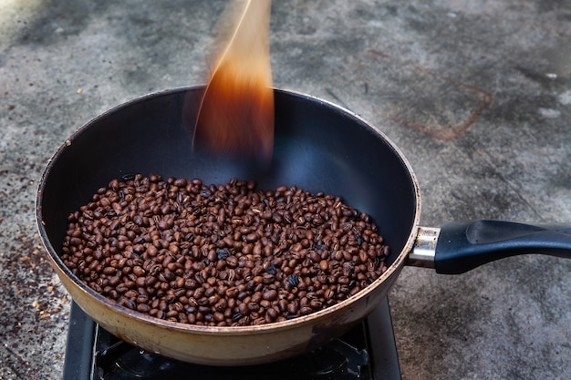 Traditionele koffiebranderij thuis, vers gebrande koffiebonen.