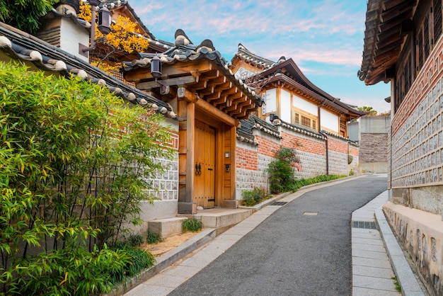 Traditionele Koreaanse stijlarchitectuur bij het Dorp van Bukchon Hanok in Seoel, Zuid-Korea.
