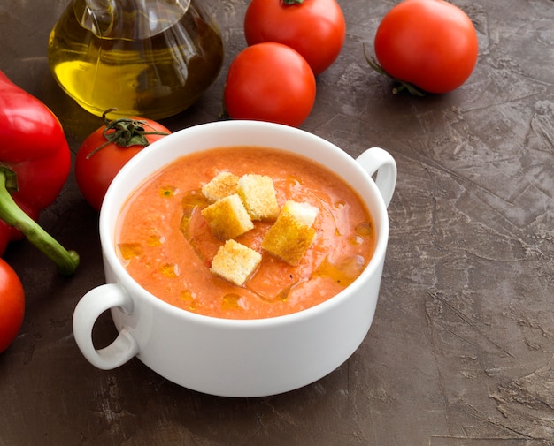 Traditionele koude gazpacho-soep. Spaanse, mediterrane keuken.