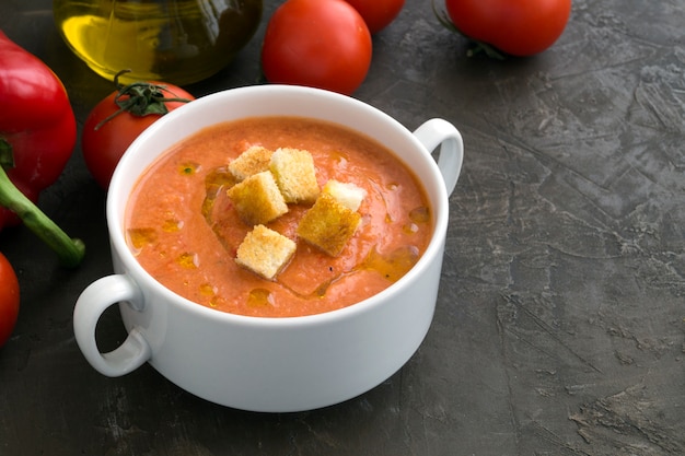 Traditionele koude gazpacho-soep. Spaanse, mediterrane keuken.