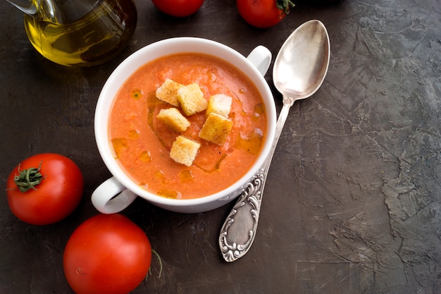 Traditionele koude gazpacho-soep. Spaanse, mediterrane keuken.