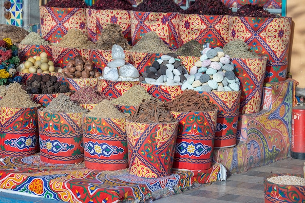 Traditionele kruidenbazaar met kruiden en specerijen te koop aan toeristen in de oude straatmarkt in Sharm El Sheikh, Egypte, close-up