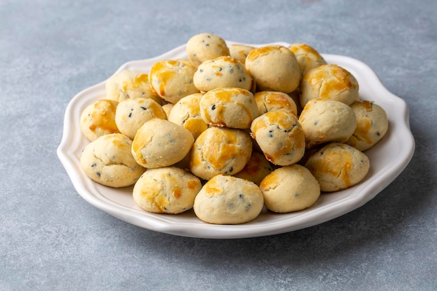 Traditionele kruidenkoekjes. Handgemaakte koekjes gemaakt met zwarte komijn komen uit de Turkse keuken. Turkse naam; Corek otlu kurabiye