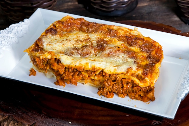 Traditionele lasagne gemaakt met bolognesesaus van rundergehakt