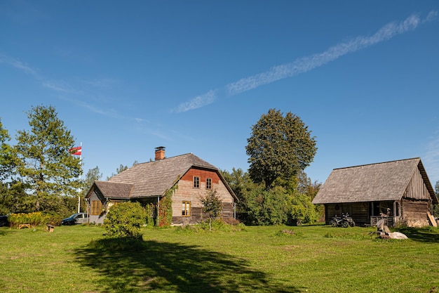 Traditionele Letse landelijke woning woningbouw schuur en erf