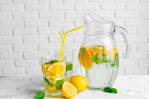 Traditionele limonade met citroen en pepermunt
