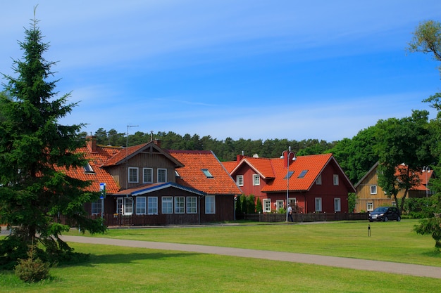 Traditionele Litouwse houten en vakwerkhuizen op het platteland. Het dorp Juodkrante