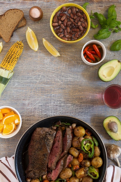 Traditionele lunch Amerikaans koken gegrilde biefstuk en verschillende groenten bovenaanzicht