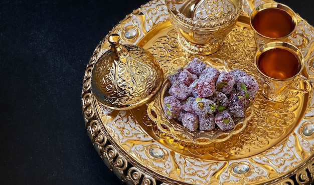 Traditionele luxe gouden Arabische koffieset met jezva en Turkse lekkernijen Ramadan concept