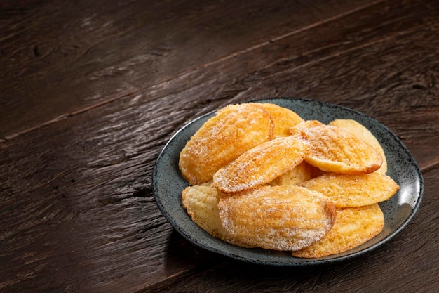 Traditionele madeleines met gestrooide suiker