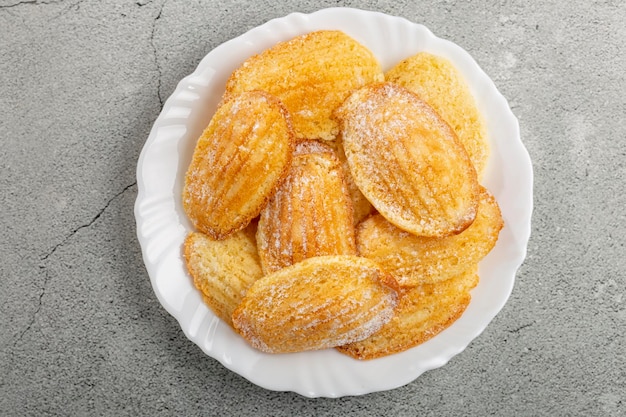 Traditionele madeleines met gestrooide suiker