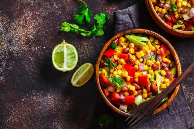 Traditionele maïsboon mexicaanse salade in een houten kom