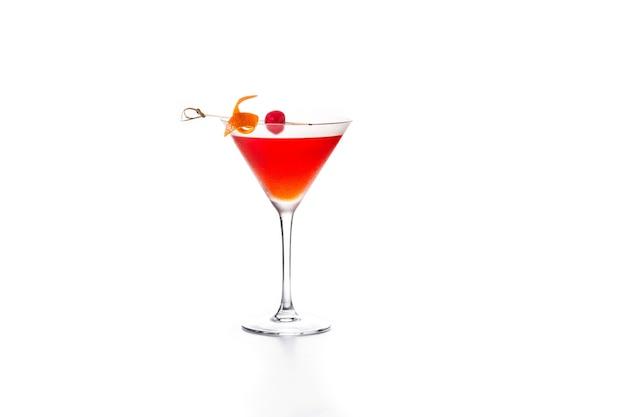 Traditionele Manhattan-cocktail met geïsoleerde kers