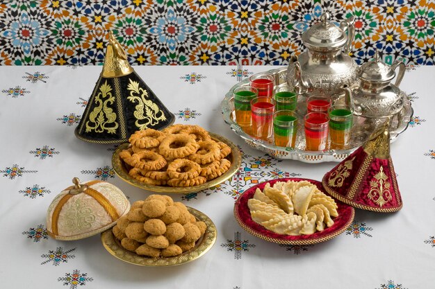 Traditionele Marokkaanse koekjes in een feestelijke tajine