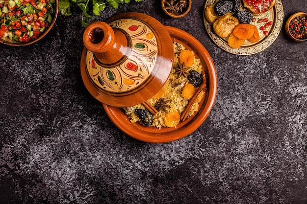 Traditionele Marokkaanse tajine van kip met gedroogd fruit en kruiden