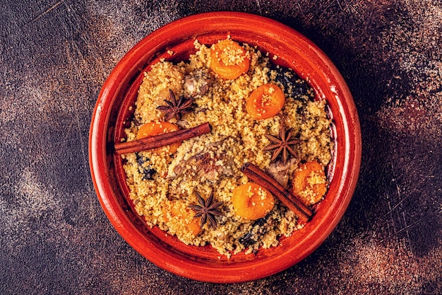 Traditionele Marokkaanse tajine van kip met gedroogd fruit en kruiden