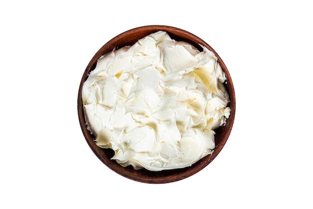 Traditionele Mascarpone-kaas in een houten kom met een geïsoleerde witte achtergrond