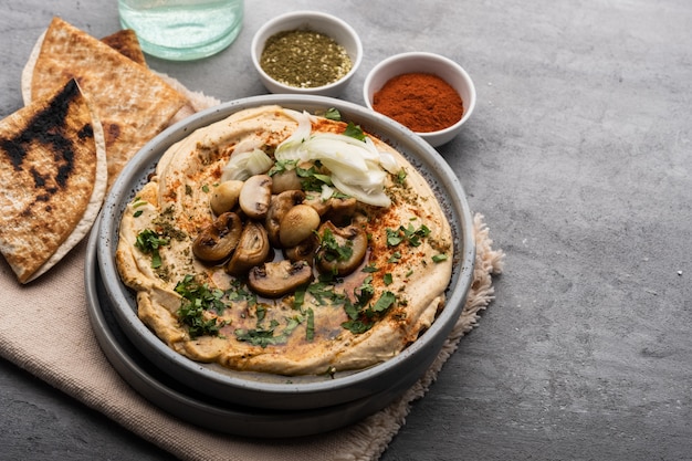 Traditionele mediterrane hummus met champignons en uien