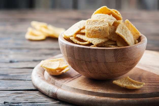 Traditionele Mexicaanse chips op de houten tafel