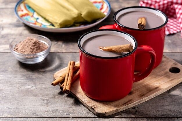 Traditionele Mexicaanse chocolade-atoledrank op rustieke houten tafel