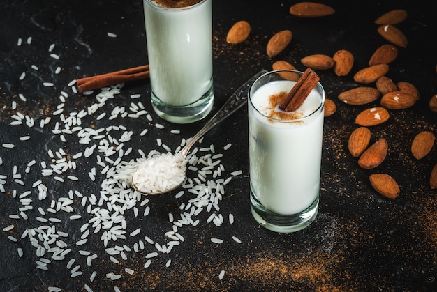 Traditionele Mexicaanse drank Horchata van amandelen rijst vanille en kaneel op een zwarte betonnen tafel