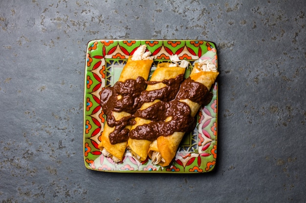 Traditionele Mexicaanse kip enchiladas met pittige chocoladesaus