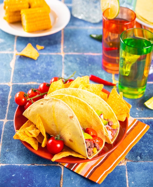 Traditionele Mexicaanse maïstaco's met vleesgroenten, avocado-bonen, salsa en nacho's Geserveerd met diverse sauzen en drankjes Grote familiebijeenkomsten