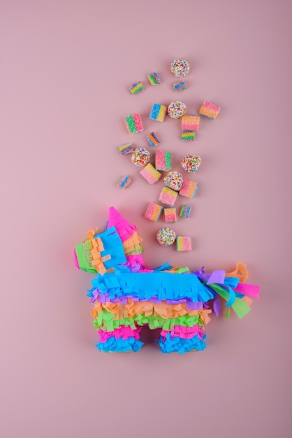 Traditionele mexicaanse piñata in de vorm van een ezel