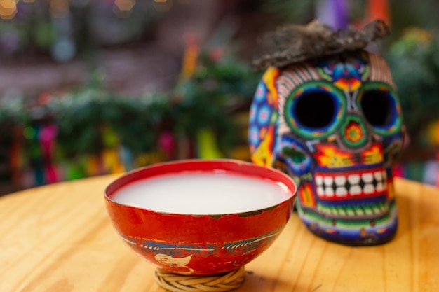 Traditionele Mexicaanse pulque-drank met een schedel van dia de muertos