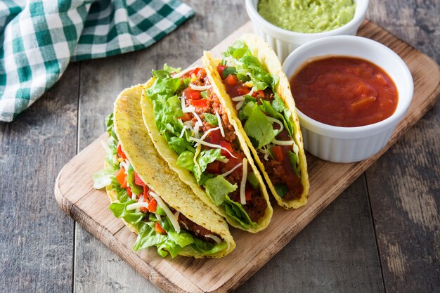 Traditionele Mexicaanse taco's met vlees en groenten op hout