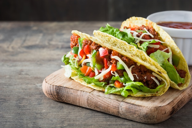 Traditionele Mexicaanse taco's met vlees en groenten op hout