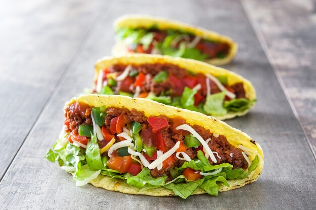 Traditionele Mexicaanse taco's met vlees en groenten op houten