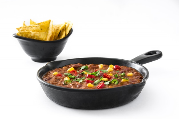 Traditionele Mexicaanse tex mex chili con carne in een koekenpan op witte houten tafel