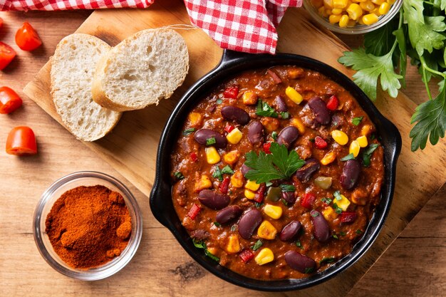 Traditionele Mexicaanse tex mex chili con carne in ijzeren pan op houten tafel