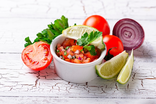 Traditionele Mexicaanse tomatensalsa saus